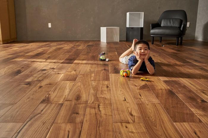 Sàn gỗ tự nhiên có độ bền cao và thân thiện với môi trường.