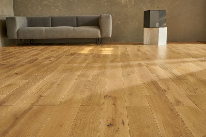 Sàn gỗ kỹ thuật với lõi gỗ tự nhiên và màu sắc hiện đại.