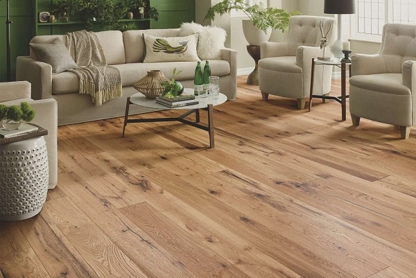 Sàn gỗ tự nhiên sử dụng lót khu vực phòng ngủ và phòng khách. 