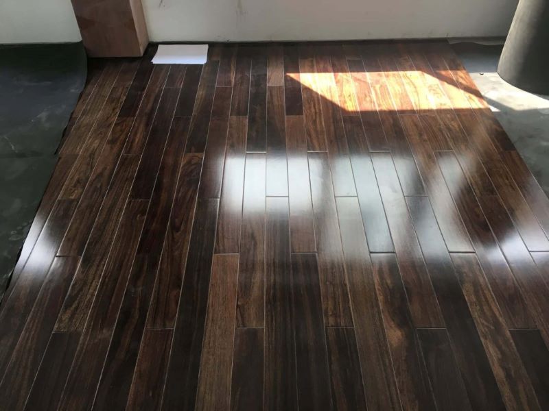 Ảnh: Lắp sàn gỗ theo chiều dài căn phòng