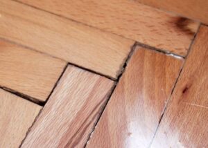 Chi tiết nguyên nhân và cách khắc phục sàn gỗ bị co ngót hiệu quả
