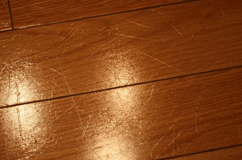 Nguyên nhân nào khiến sàn gỗ bị trầy xước?
