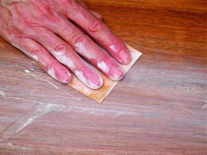 Chà nhám tẩy vết sơn trên sàn gỗ
