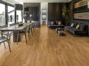 so sánh sàn gỗ tự nhiên và công nghiệp