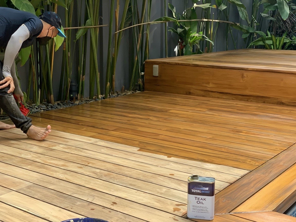 Phủ dầu chuyên dụng là bí quyết giúp sàn gỗ Teak luôn như mới