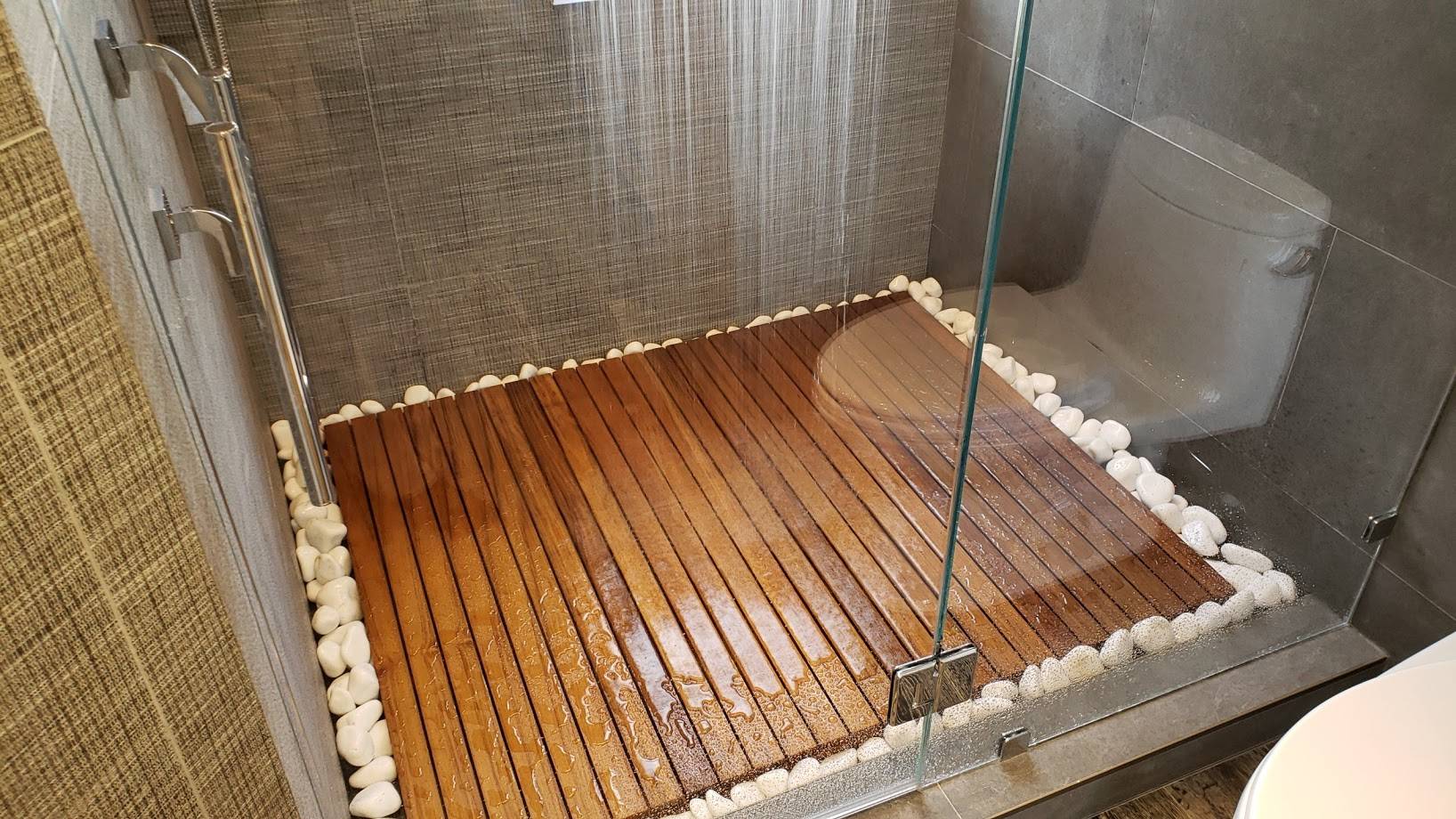 Sàn gỗ Teak tự nhiên vẫn ổn định dù gặp nước hay nhiệt độ cao