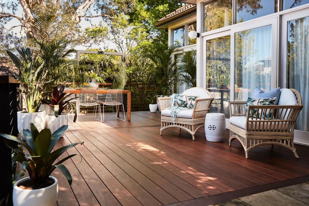 Sàn gỗ tự nhiên ngoài trời đối mặt nắng, mưa và độ ẩm cao