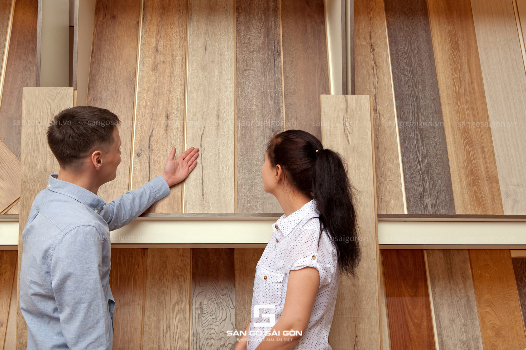 Tư vấn viên showroom uy tín giúp khách hàng chọn sàn phù hợp