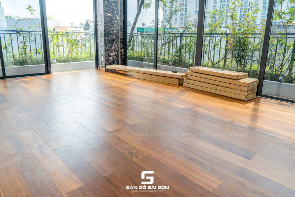 Kiểm tra nguồn gốc sơn UV và OSMO trước khi phủ sàn gỗ tự nhiên