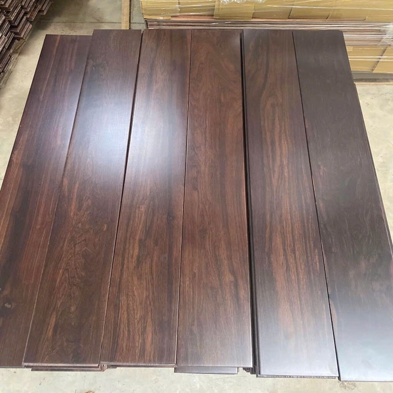 Bề mặt sàn gỗ kỹ thuật Chiu Liu phủ dầu tự nhiên, nổi bật vân gỗ sâu và mịn, hạn chế trầy xước khi sử dụng lâu dài.