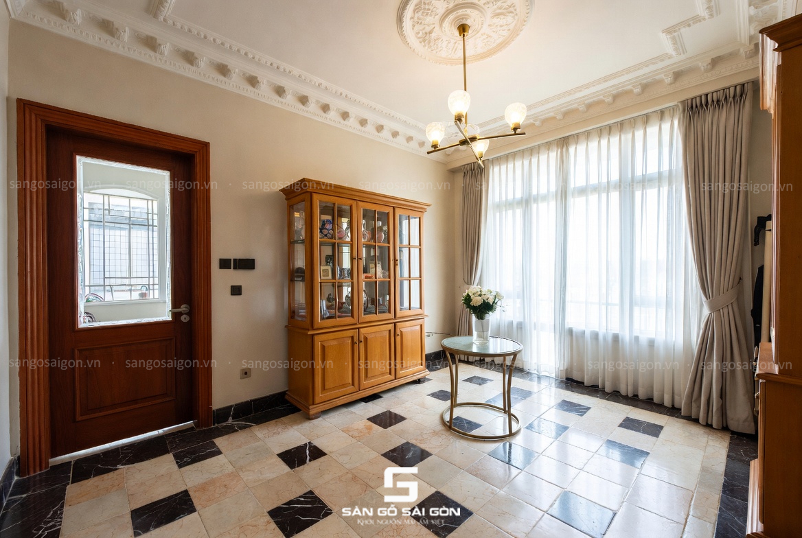 Sàn gạch men cũ kỹ trong căn hộ cho thuê tại TPHCM gây cảm giác lạnh lẽo