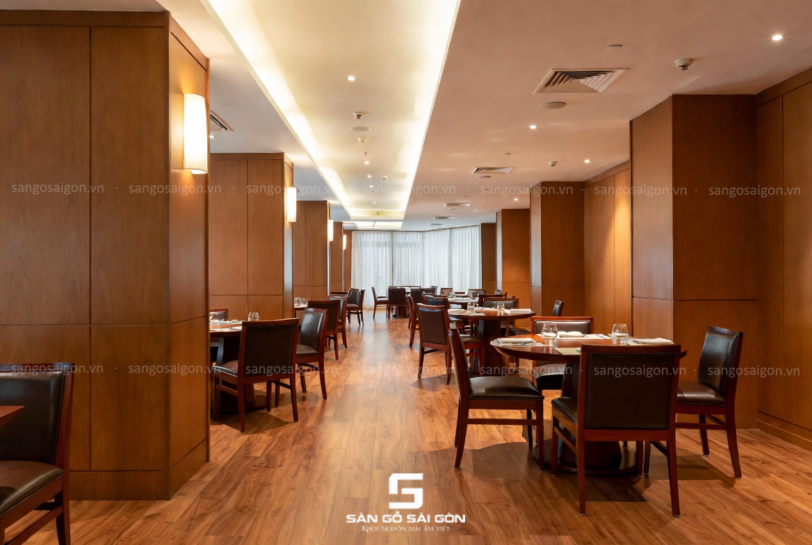 Nhà hàng cao cấp lát sàn gỗ tự nhiên tăng giá trị thương hiệu