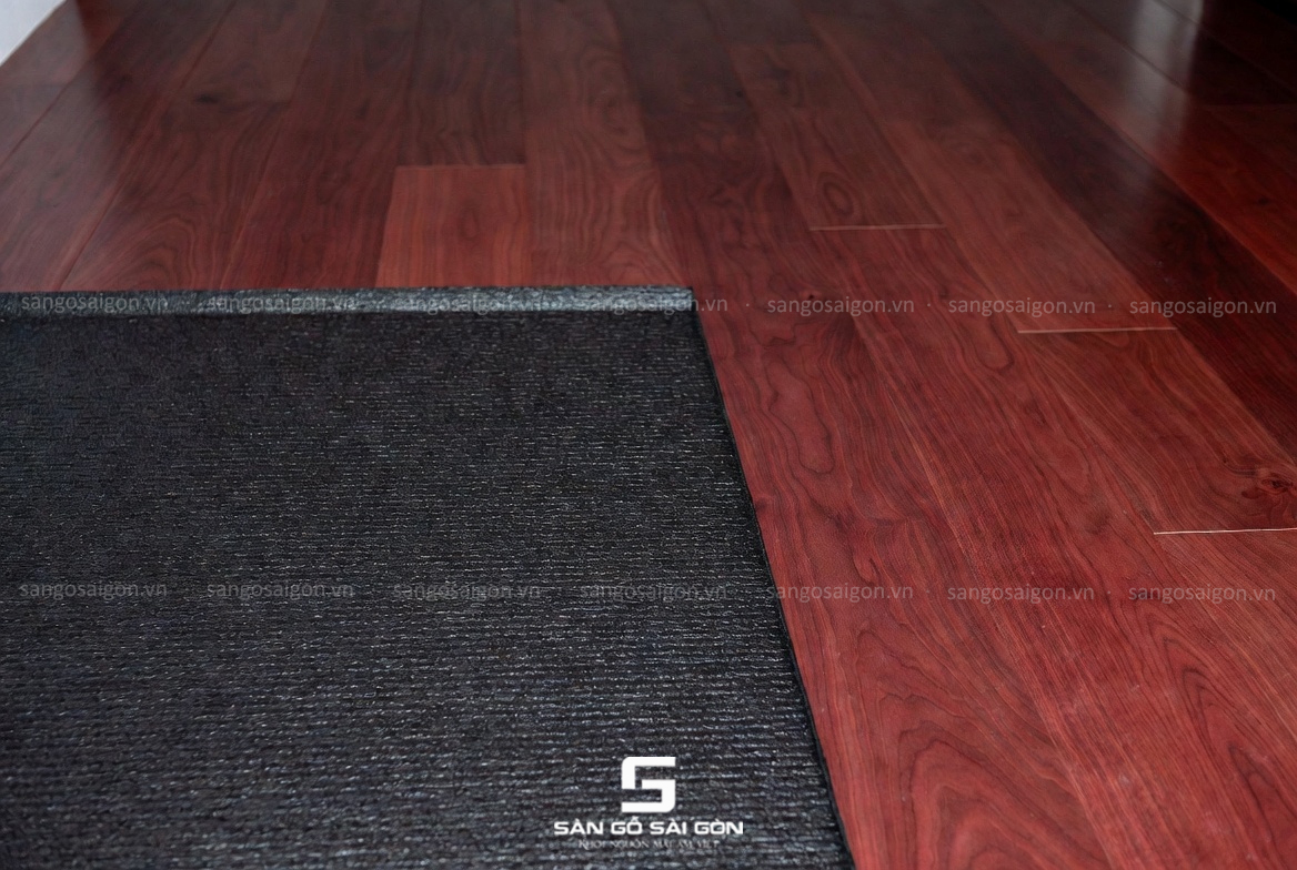 Lớp lót cao su non giúp sàn gỗ êm và giảm rung