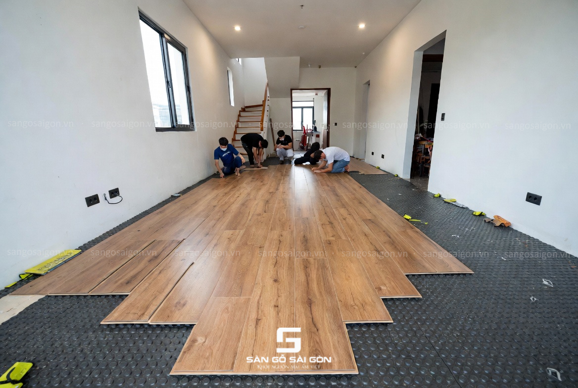 Thi công sàn gỗ tự nhiên lát nổi an toàn cho nhà thuê