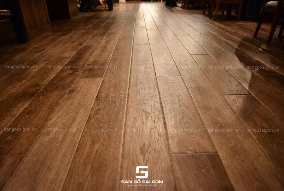 Sàn gỗ cứng cáp, chống mài mòn lý tưởng khu vực thương mại