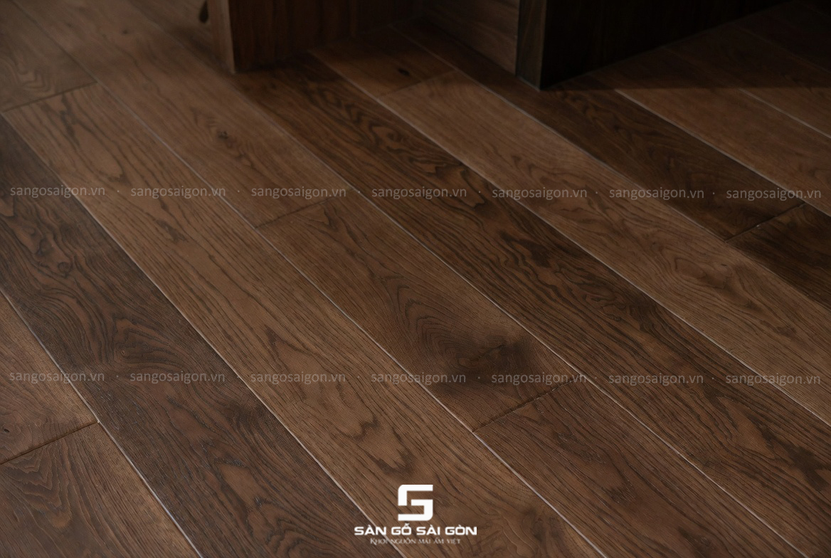 Sàn gỗ tự nhiên màu nâu đậm tạo chiều sâu đẳng cấp