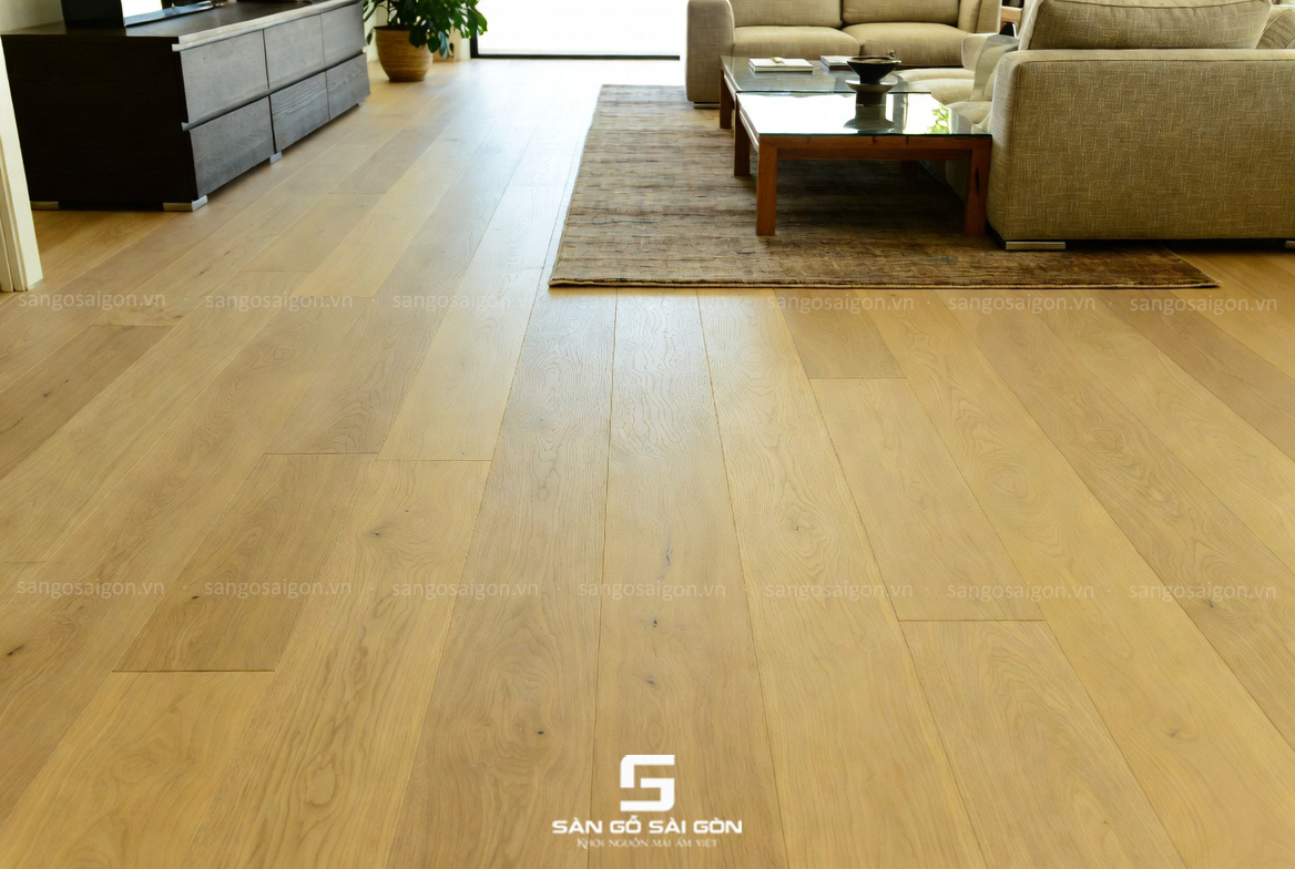 Sàn gỗ tự nhiên màu vàng tinh tế thoáng đãng hiện đại